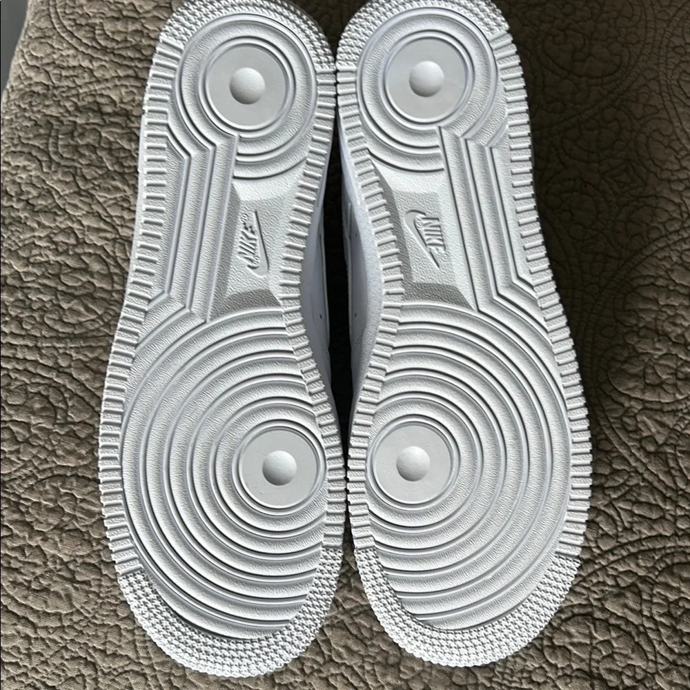 NEW NIKE AIR FORCE 1 Sneakers in White Size US 8 EUR 39 - Picture 5 of 14